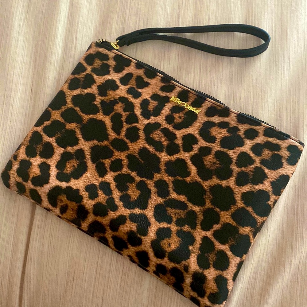 Wristlet. Never used.